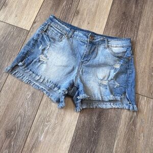 🛍️ Vanilla Star High-low distressed Jean shorts size 7  stretch comfortable.